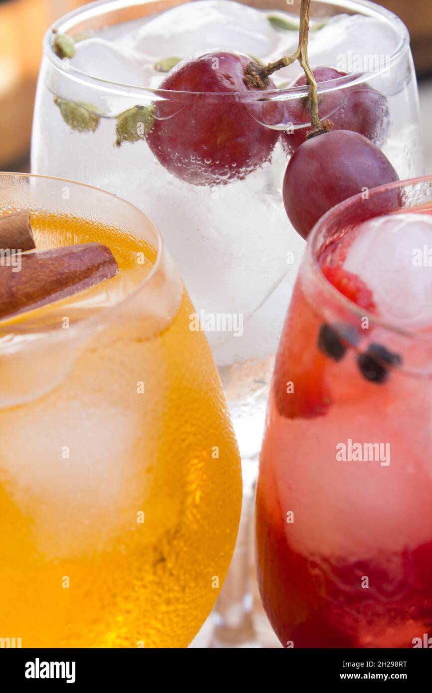 Farbige alkoholische Getränke in drei Gläsern Stockfoto