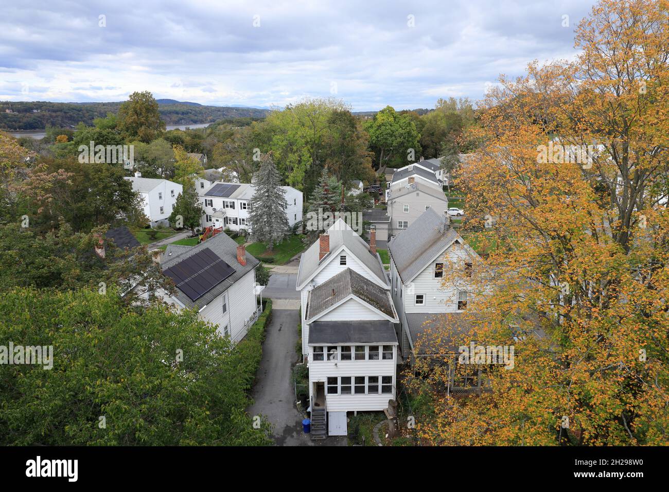 Luftaufnahme eines Stadtblocks in Poughkestie vom Gehweg über die Hudson-Fußgängerbrücke.Poughkestie.New York.USA Stockfoto