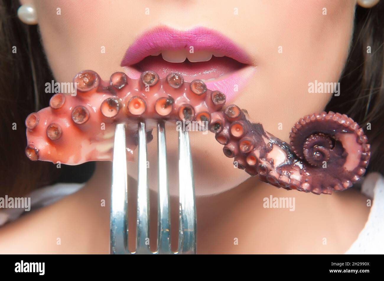 Der Mund einer Frau, die mit einer Gabel isst Stockfoto