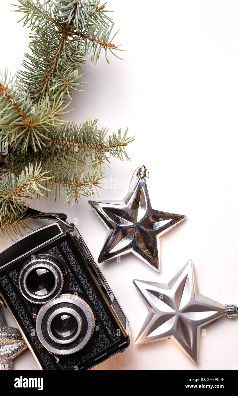 Retro-Kamera und Weihnachtsspielzeug auf dem Hintergrund. Stockfoto