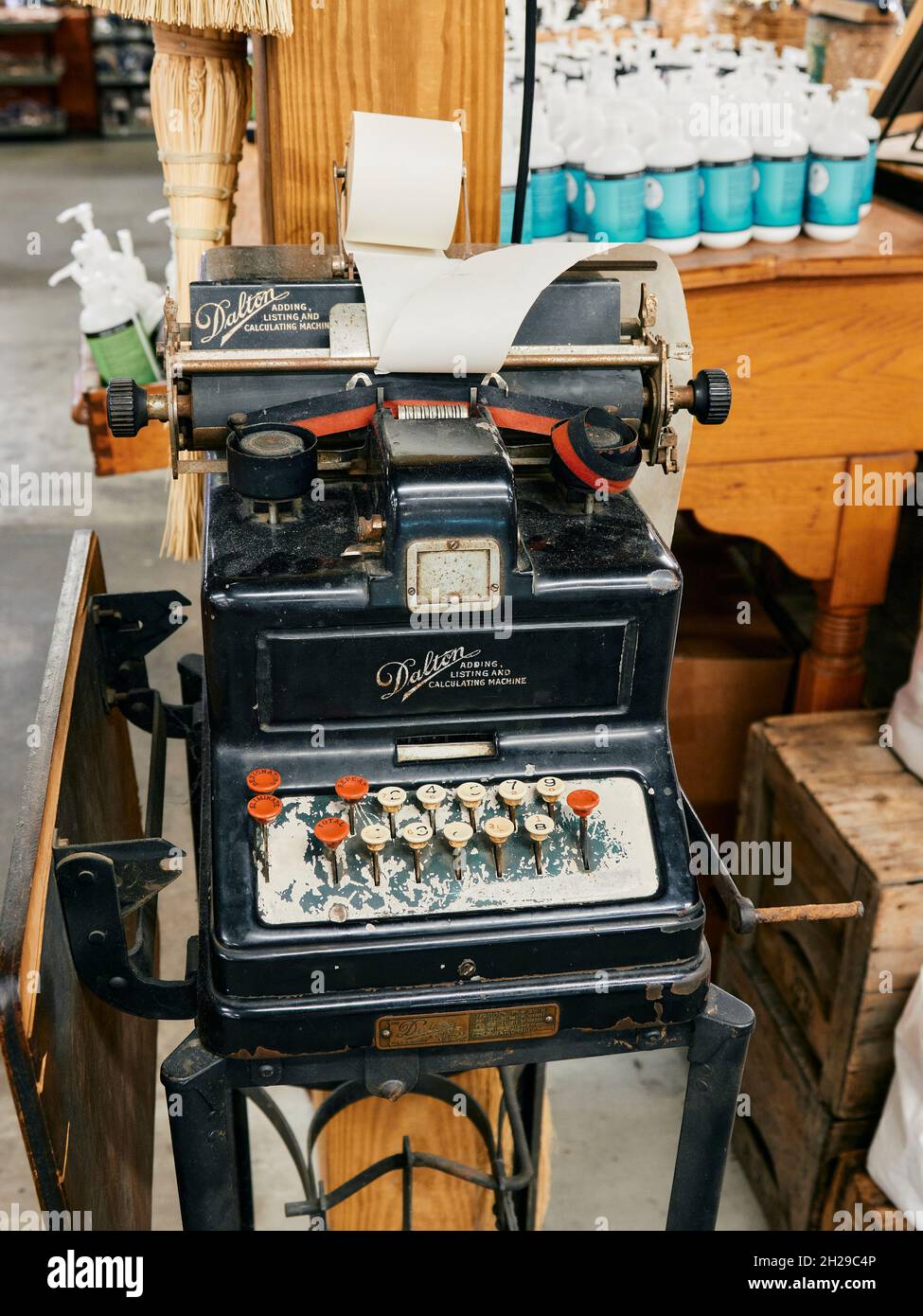 Antikes Dalton Adding Listing and Calculating Machine, gebaut in den frühen 1900er Jahren auf statischer Anzeige in einem Bauernmarkt in Ellijay Georgia, USA. Stockfoto