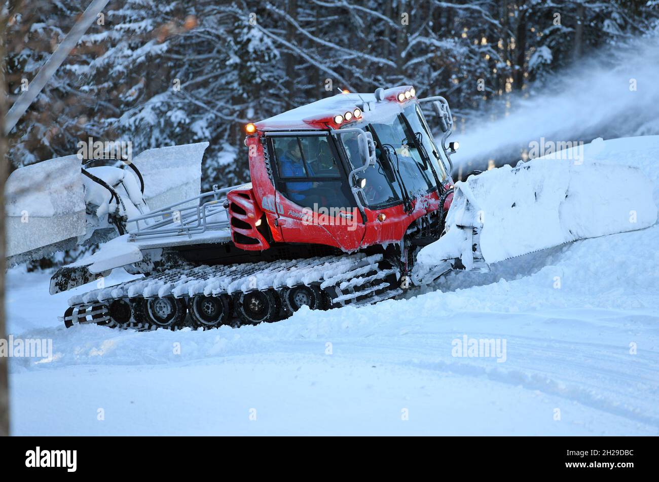 Pistengerät im Salzkammergut (Salzkammergut, Bezirk Gmunden, Oberösterreich, Österreich) - Schneegroomer im Salzkammergut (Salzkammergut, Gmunden D Stockfoto