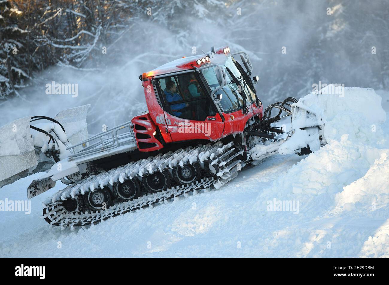 Pistengerät im Salzkammergut (Salzkammergut, Bezirk Gmunden, Oberösterreich, Österreich) - Schneegroomer im Salzkammergut (Salzkammergut, Gmunden D Stockfoto