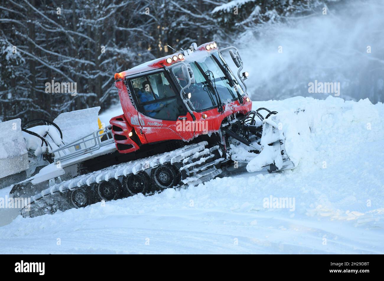 Pistengerät im Salzkammergut (Salzkammergut, Bezirk Gmunden, Oberösterreich, Österreich) - Schneegroomer im Salzkammergut (Salzkammergut, Gmunden D Stockfoto