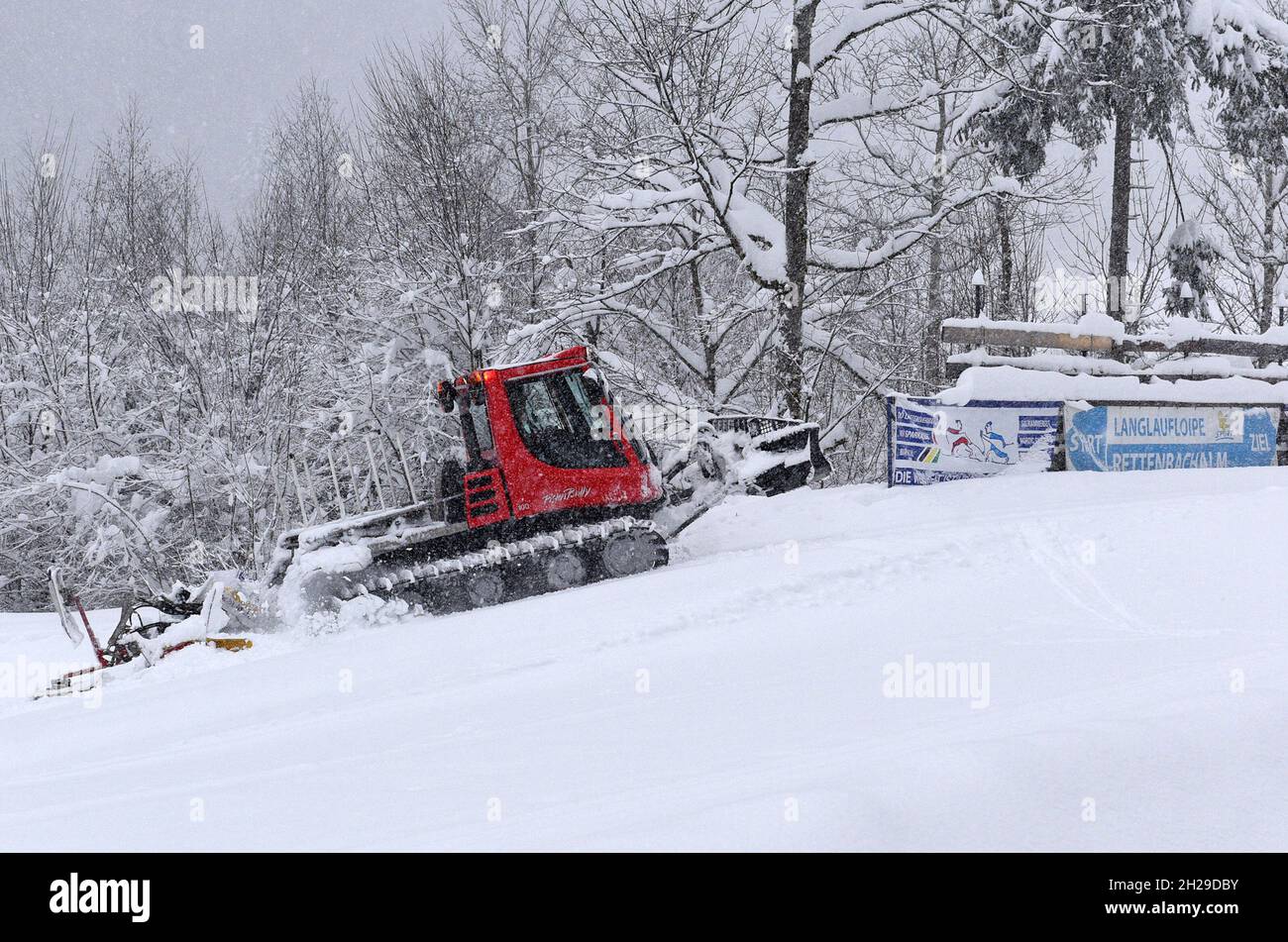 Pistengerät im Salzkammergut (Salzkammergut, Bezirk Gmunden, Oberösterreich, Österreich) - Schneegroomer im Salzkammergut (Salzkammergut, Gmunden D Stockfoto