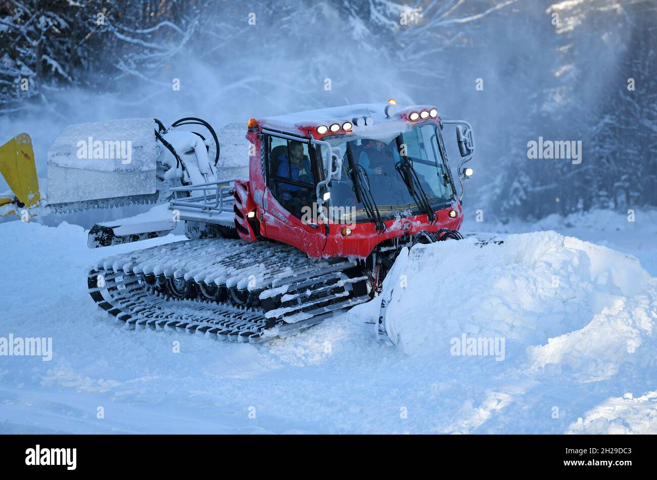 Pistengerät im Salzkammergut (Salzkammergut, Bezirk Gmunden, Oberösterreich, Österreich) - Schneegroomer im Salzkammergut (Salzkammergut, Gmunden D Stockfoto
