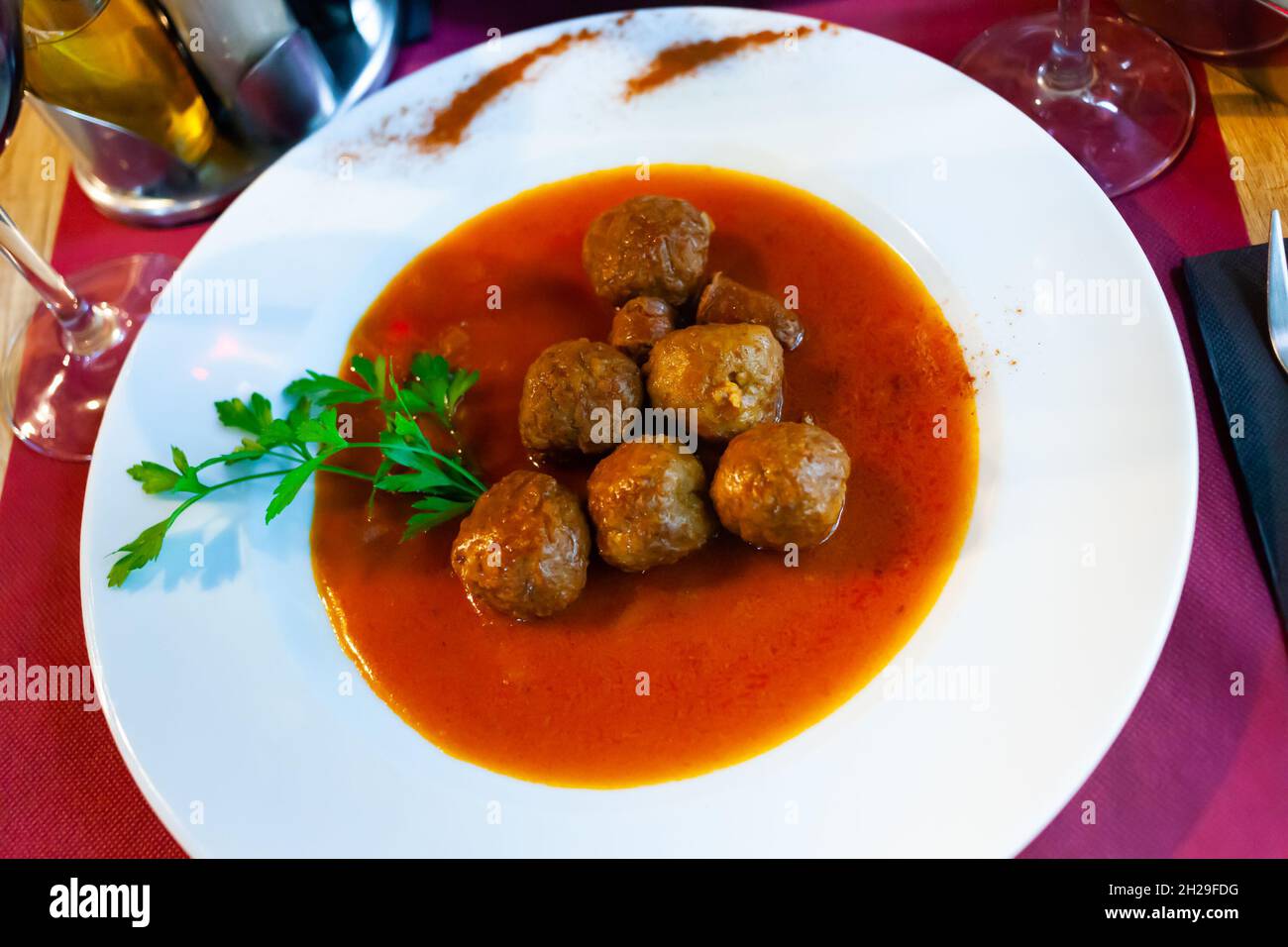 Rauchige spanische Fleischbällchen in Tomatensauce mit Würstchen Stockfoto