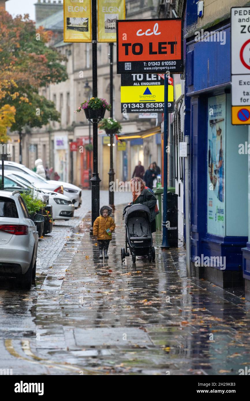 Street Scene mit Skulptur auf dem Plainstones. High Street, Royal Burgh von Elgin, Moray, Schottland, Großbritannien, Großbritannien Stockfoto