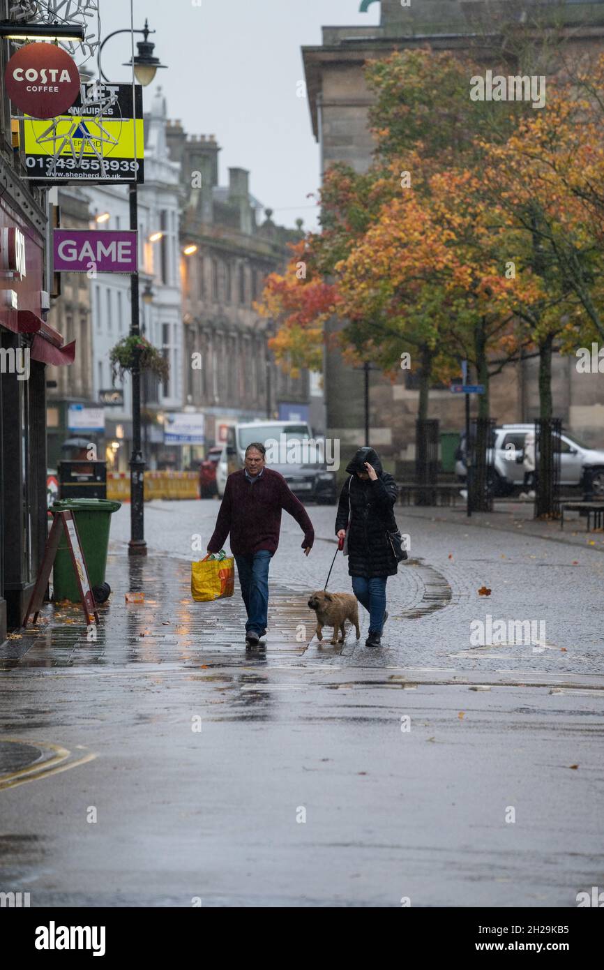 Street Scene mit Skulptur auf dem Plainstones. High Street, Royal Burgh von Elgin, Moray, Schottland, Großbritannien, Großbritannien Stockfoto