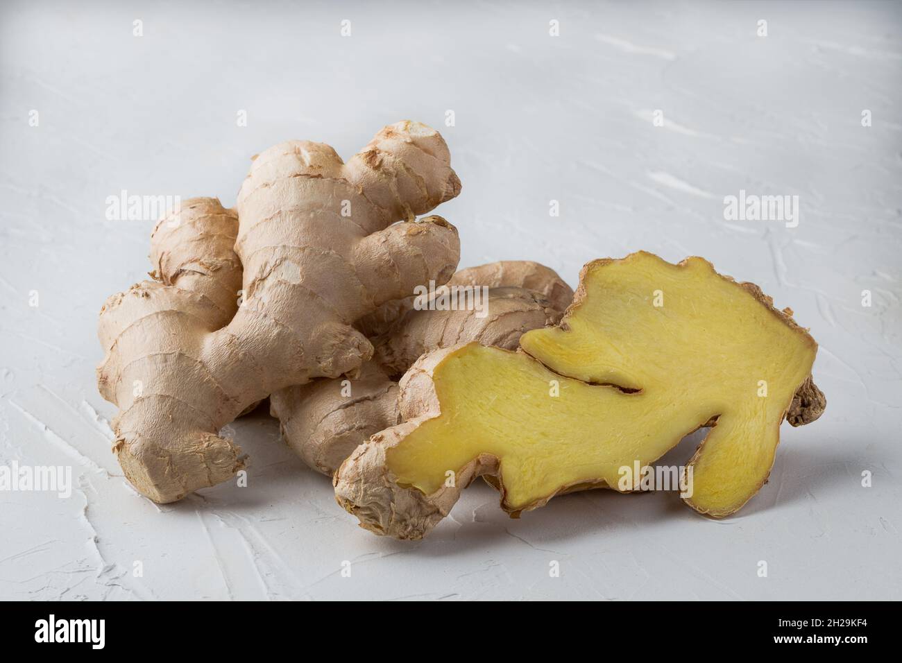 Ganze und schneiden Ingwerwurzel auf Holz Hintergrund Stockfoto