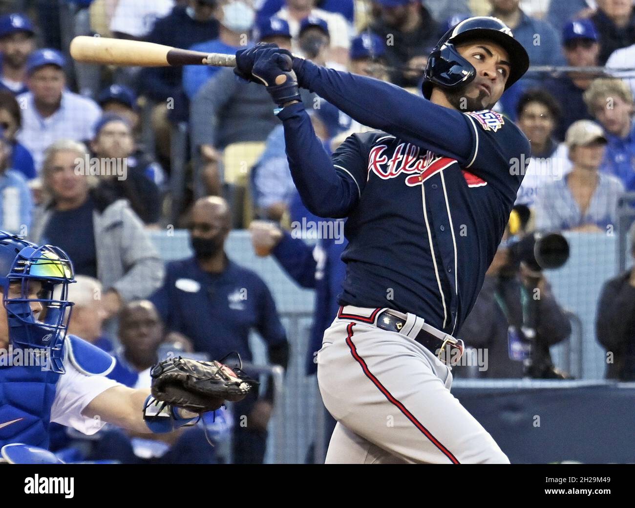 Los Angeles, Usa. Oktober 2021. Atlanta Braves, der linke Feldspieler Eddie Rosario, trifft beim zweiten Inning in Spiel vier des MLB NLCS im Dodger Stadium am Mittwoch, den 20. Oktober 2021 in Los Angeles, Kalifornien, einen Solo-Heimlauf gegen die Los Angeles Dodgers. Atlanta führt Los Angeles 2-1 in der Meisterschaftsserie an. Foto von Jim Ruymen/UPI Credit: UPI/Alamy Live News Stockfoto