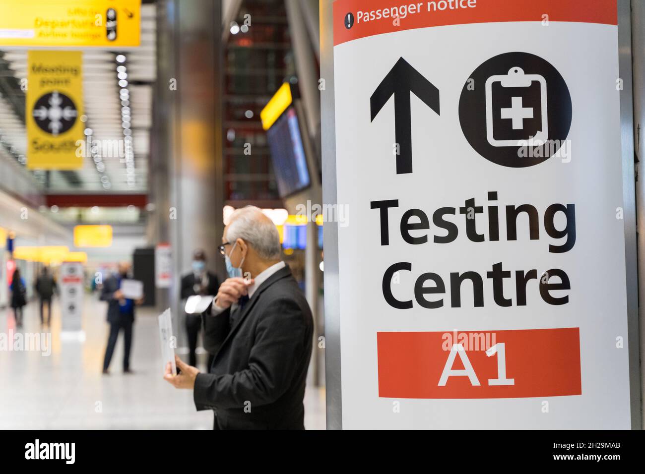 Arrivals hall terminal heathrow airport Fotos und Bildmaterial in