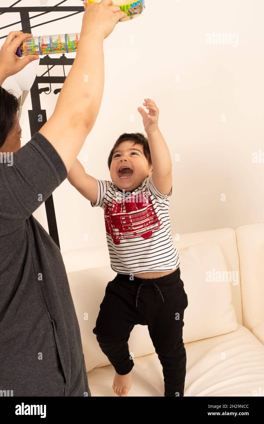 2-jähriger Kleinkind Junge zu Hause Stockfoto
