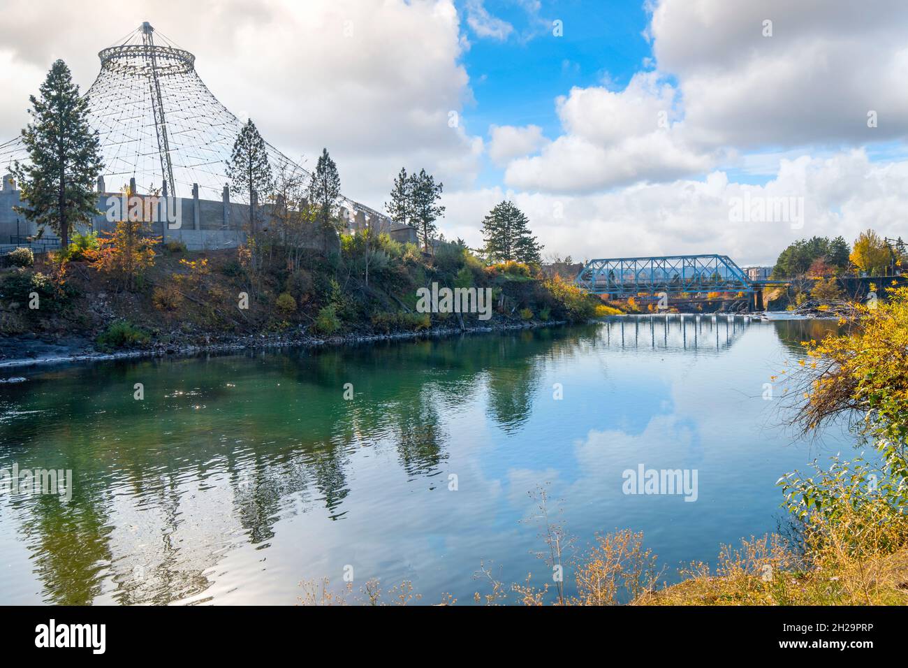 Spokane River in der Innenstadt von Spokane, Washington, USA, neben dem Riverfront Park und dem Pavillon mit der Blauen Brücke im Blick. Stockfoto