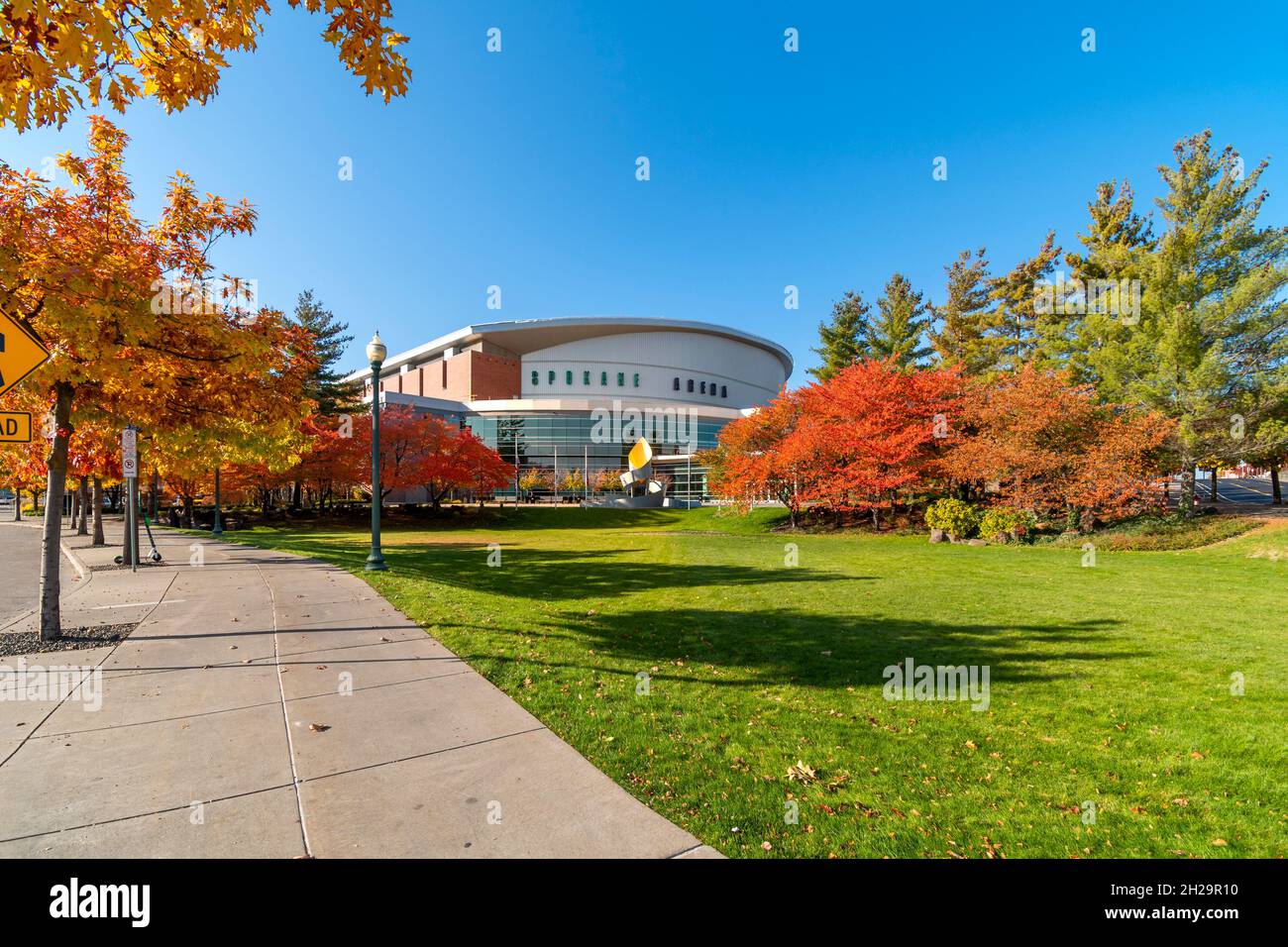 Die Spokane Veterans Memorial Arena mit Herbstfarben am 18. Oktober 2021 in der Innenstadt von Spokane, Washington, USA. Stockfoto