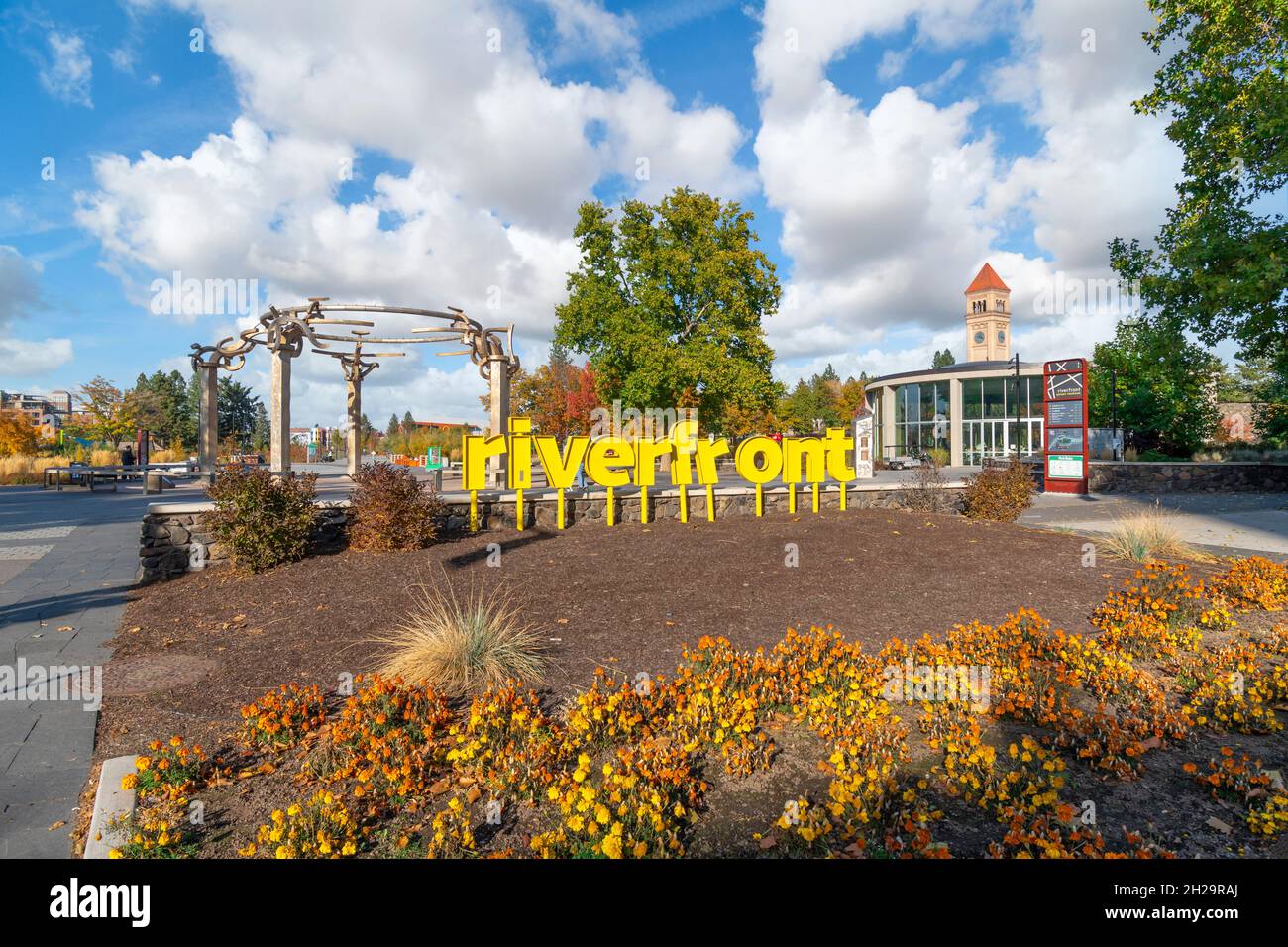 Allgemeine Ansicht des Schildes für Riverfront Park in der Innenstadt von Spokane Washington mit Herbstfarben am 19 2021. Oktober. Stockfoto