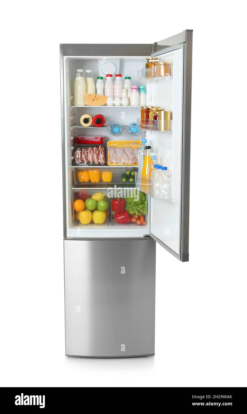 Offener Kühlschrank mit vielen verschiedenen Produkten auf weißem  Hintergrund Stockfotografie - Alamy