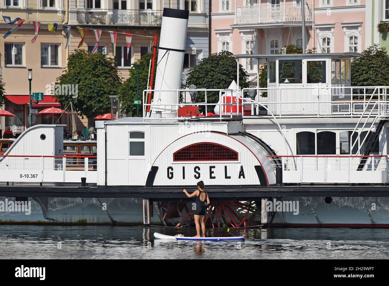 Die Gisela ist eines der ältesten Dampfschiffe der Welt (Baujahr 1871) und fährt noch immer den Traunsee. - die Gisela ist eine der ältesten Dampfshüpfer Stockfoto