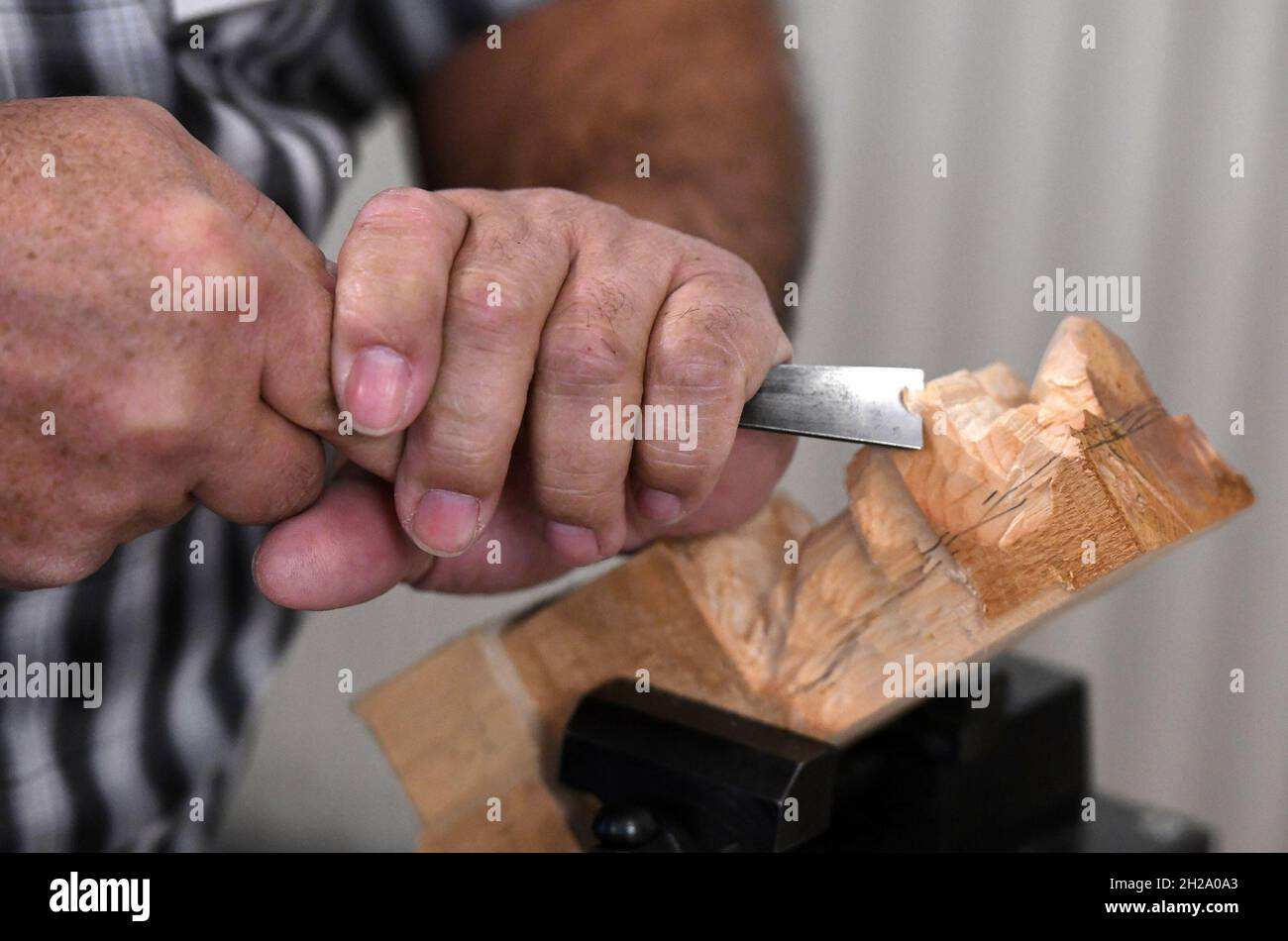 Nahaufnahme eines Schnitzers beim Arbeiten, Österreich, Europa - Nahaufnahme eines Schnitzers bei der Arbeit, Österreich, Europa Stockfoto