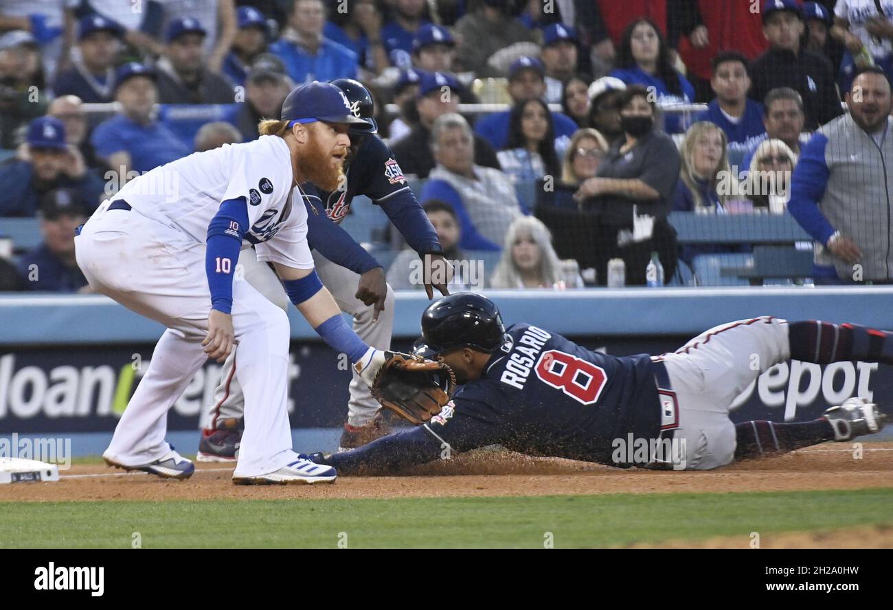 Los Angeles, Usa. Oktober 2021. Atlanta Braves, der linke Feldspieler Eddie Rosario, rutscht sicher am dritten Baseman von Los Angeles Dodgers Justin Turner vorbei, um während des dritten Innings in Spiel vier des MLB NLCS im Dodger Stadium am Mittwoch, 20. Oktober 2021 in Los Angeles, Kalifornien, ein Triple zu erspielen. Atlanta führt Los Angeles 2-1 in der Meisterschaftsserie an. Foto von Jim Ruymen/UPI Credit: UPI/Alamy Live News Stockfoto