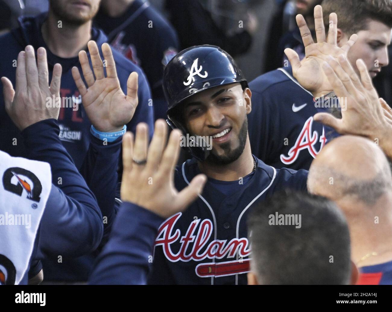 Los Angeles, Usa. Oktober 2021. Atlanta Braves verließ Fielder Eddie Rosario mit seinen fünfköpfigen Teamkollegen, nachdem er bei Joc Pedersons Single gegen die Los Angeles Dodgers beim dritten Inning in Spiel vier des MLB NLCS im Dodger Stadium am Mittwoch, den 20. Oktober 2021 in Los Angeles, Kalifornien, Punkten konnte. Atlanta führt Los Angeles 2-1 in der Meisterschaftsserie an. Foto von Jim Ruymen/UPI Credit: UPI/Alamy Live News Stockfoto