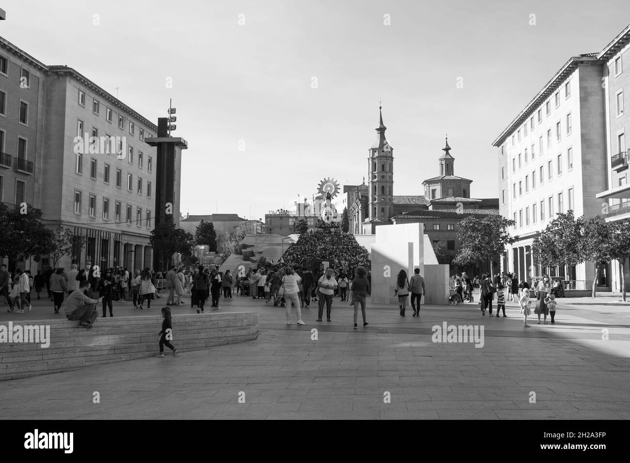 ZARAGOZA, SPANIEN - 12. Oktober 2021: Zaragoza, Aragon, Spanien - 12 2021. Oktober. Jährliche Festa del Pilar auf der Plaza de Nuestra Senora del Pila Stockfoto