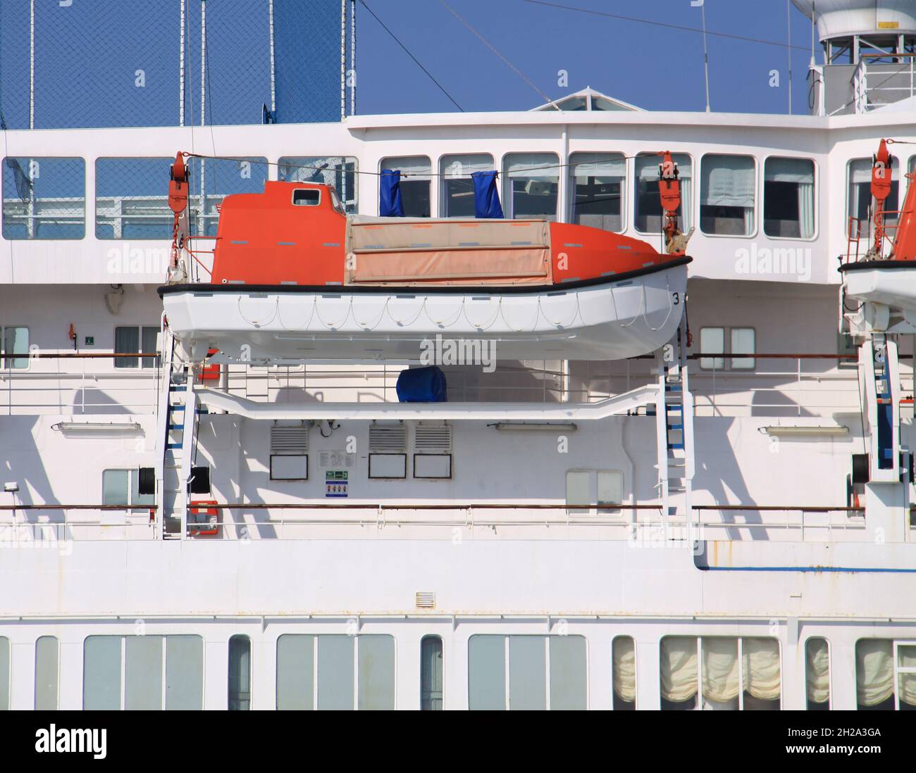 Rettungsboot hängt auf einem großen Schiff Stockfoto