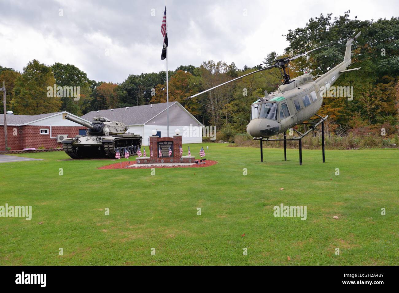 Stoystown, Pennsylvania, USA. Bell UH-1 Iroquois-Hubschrauber, auch bekannt als Huey-Hubschrauber vor einer American Legion Post. Stockfoto