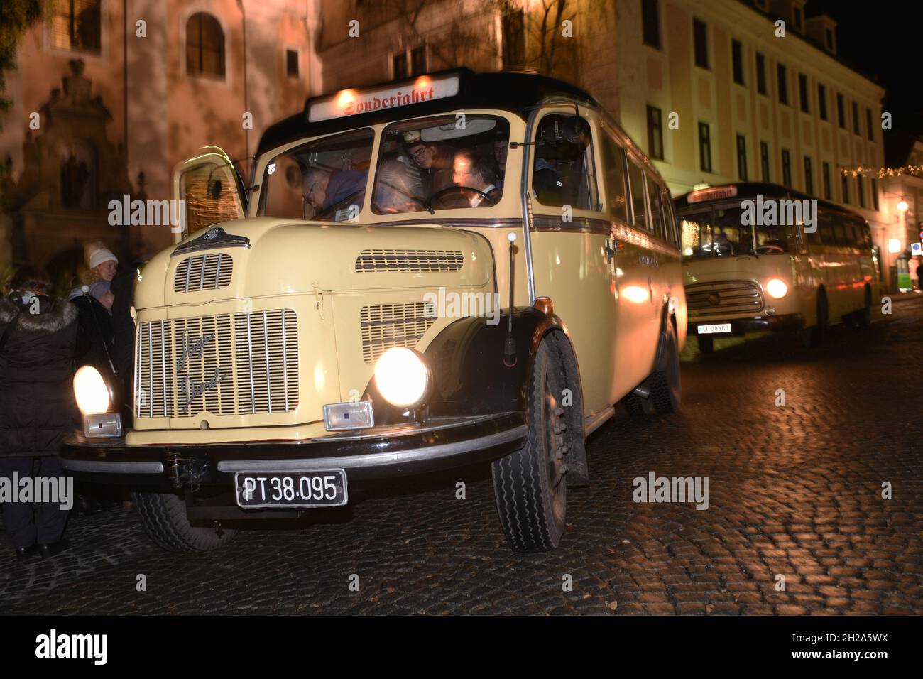 Die bekannte österreichische Firma Steyr erstellte jahrzehntelange Traktoren, Busse und Lastkraftwagen. Zu Weihnachten fahren historische Steyr-Postbus Stockfoto