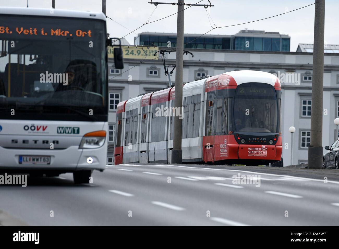 Straßenbahn in Linz (Oberösterreich, Österreich) - Straßenbahn in Linz (Oberösterreich, Österreich) Stockfoto