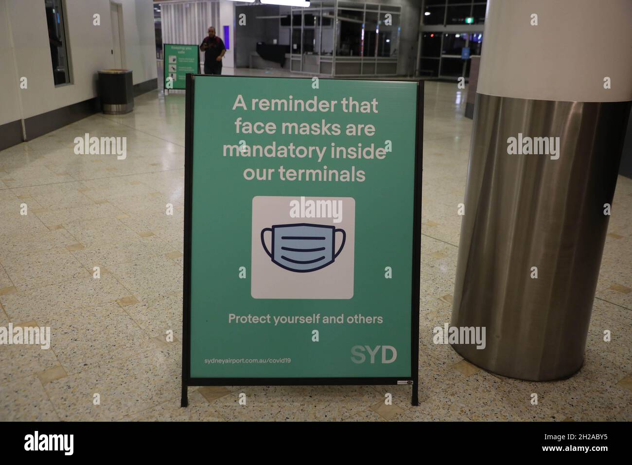 Sydney, Australien. Oktober 2021. Gesichtsmasken sind im Sydney International Airport obligatorisch. Kredit: Richard Milnes/Alamy Live Nachrichten Stockfoto