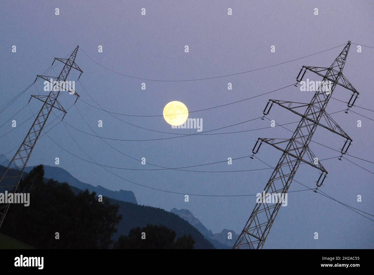 Vollmond zwischen zwei Strommasten, Österreich, Europa - Vollmond zwischen zwei Strommasten, Österreich, Europa Stockfoto