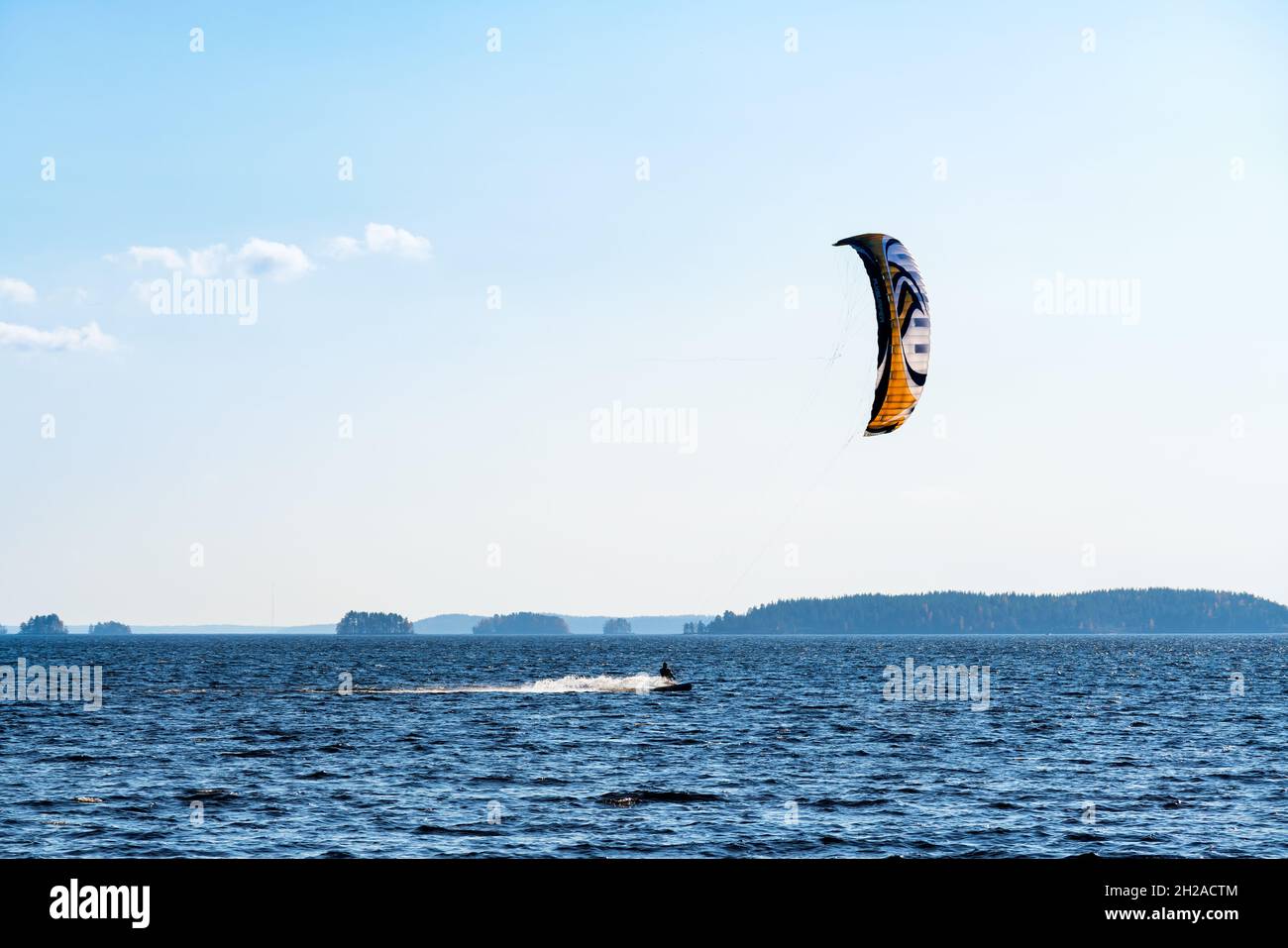Kitesurfer am Strand von Huuhanranta, Ruokolahti, Finnland Stockfoto