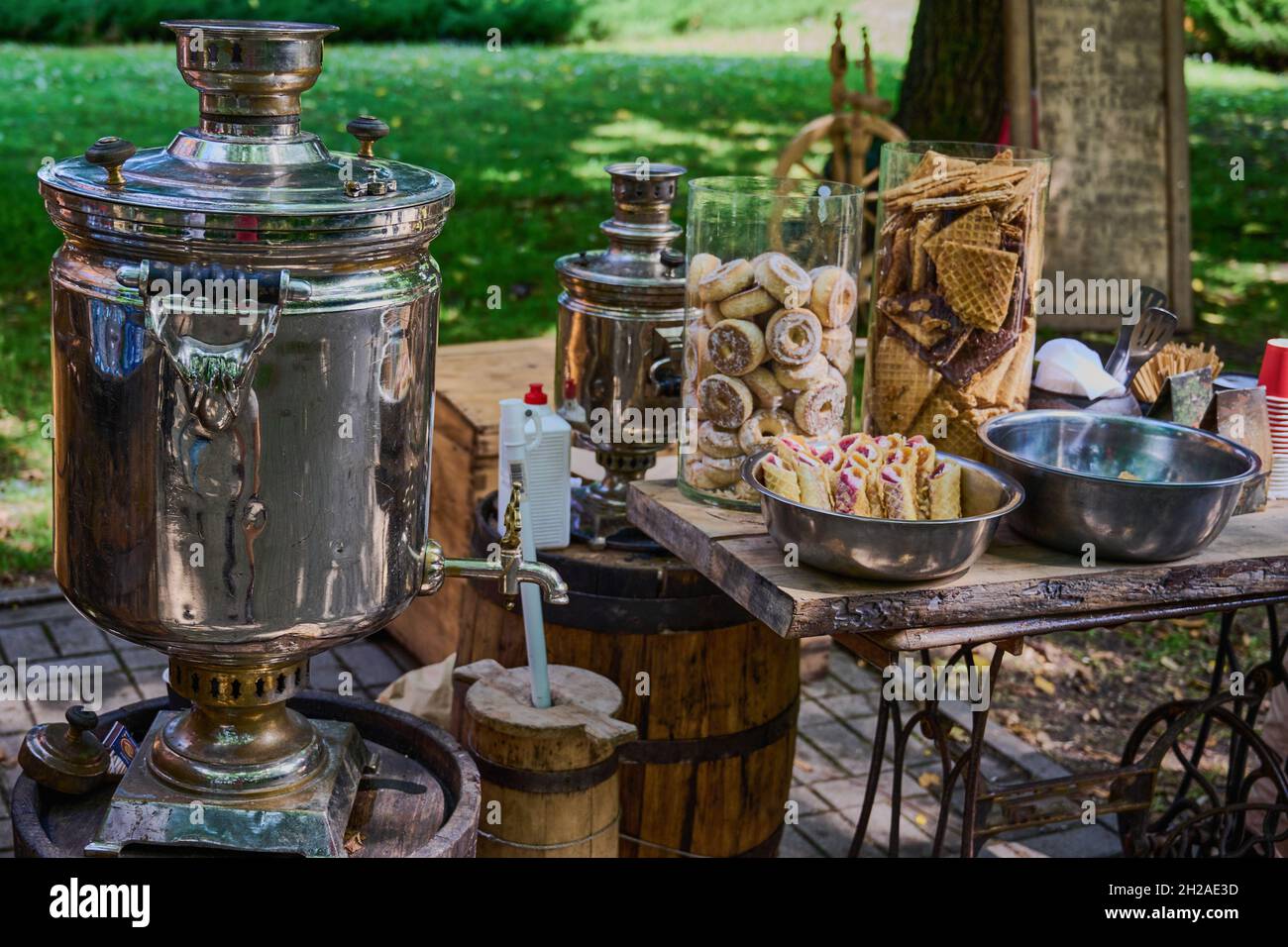 Rustikale Teeparty mit Samowar, Keksen und Marmelade im Park Stockfoto