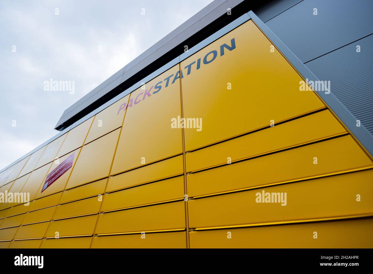 Köln, Deutschland. Oktober 2021. Ansicht einer DHL Packstation der ...