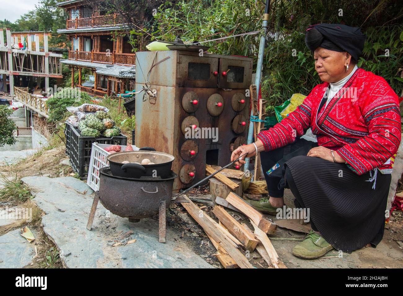 21. Oktober 2021 - Longji, China: Rote Yao-Frau, die im Dorf Tiantouzhai, Longji, Lebensmittel verkauft Stockfoto