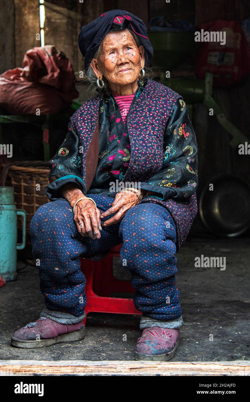 21. Oktober 2021 - Longji, China: Ältere rote Yao-Frau im Dorf Tiantouzhai, Longji Stockfoto