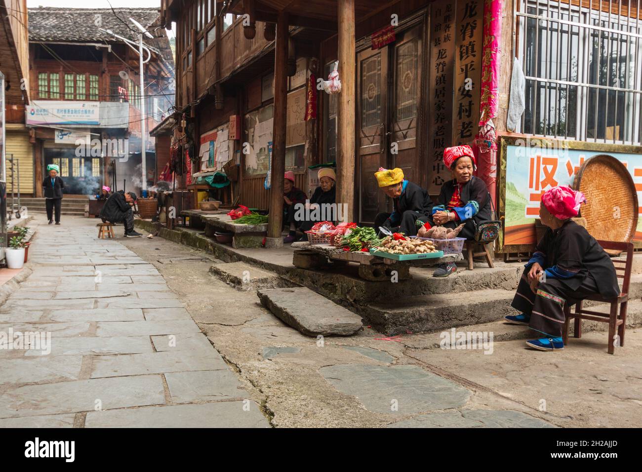 21. Oktober 2021 - Longji, China: Zhuang Frauen verkaufen Waren im Dorf Pingan - Longji Stockfoto