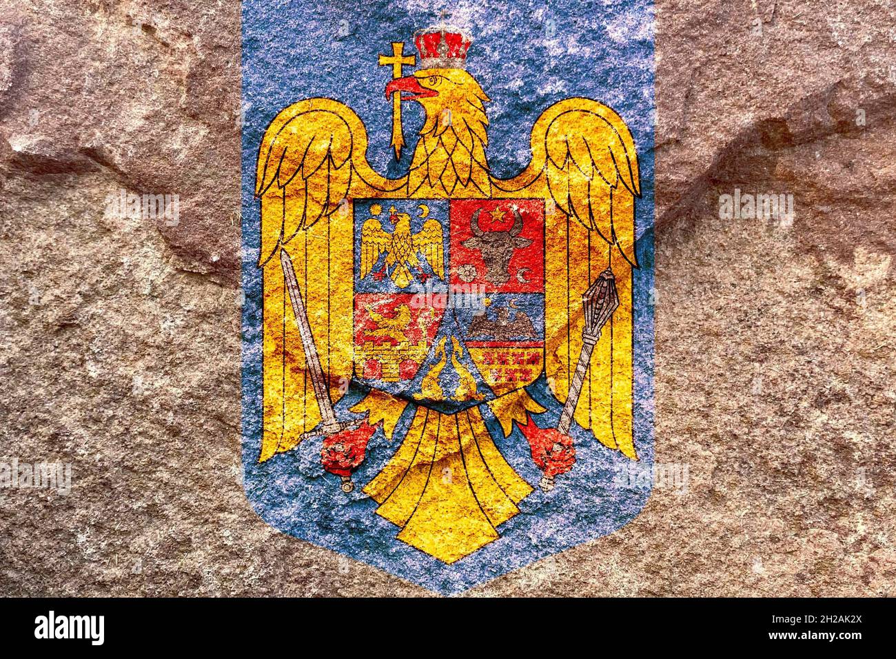 Kreatives Design Wappen Rumäniens isoliert auf verwitterten Felswand Hintergrund Stockfoto