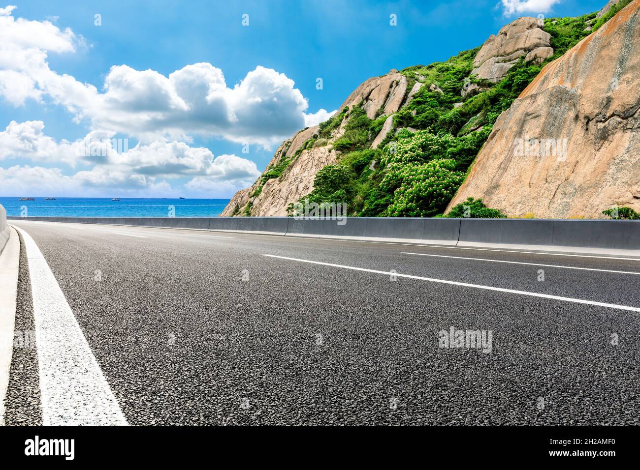 Asphaltstraße und Berg mit blauem Meer natürliche Landschaft. Stockfoto