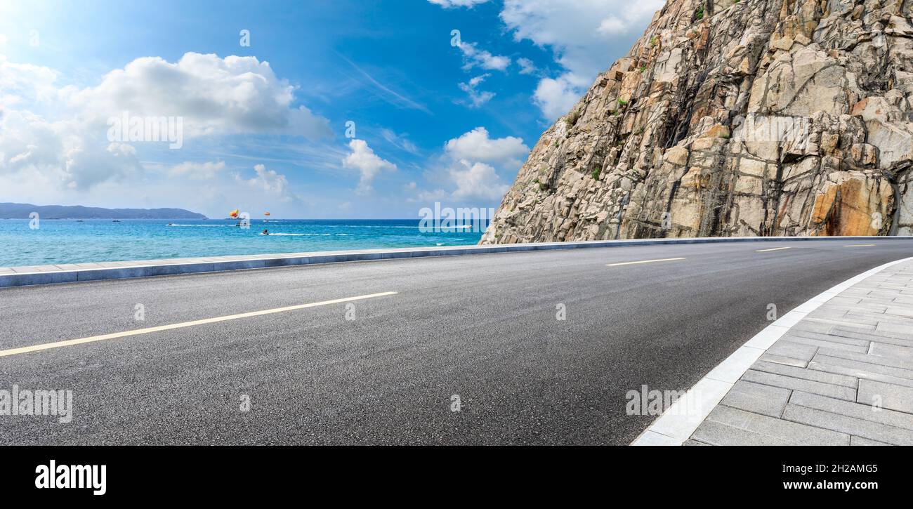 Asphaltstraße und Berg mit blauem Meer natürliche Landschaft. Stockfoto