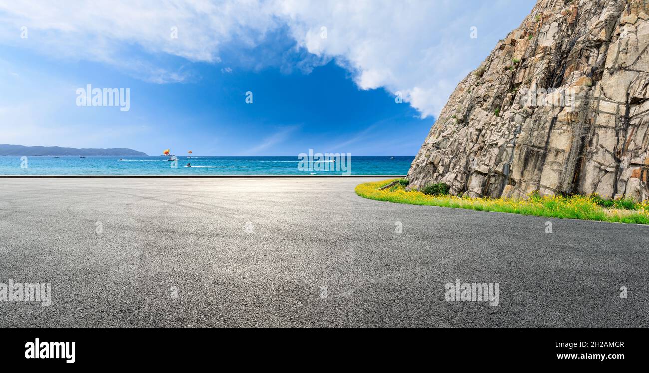 Asphaltstraße und Berg mit blauem Meer natürliche Landschaft. Stockfoto