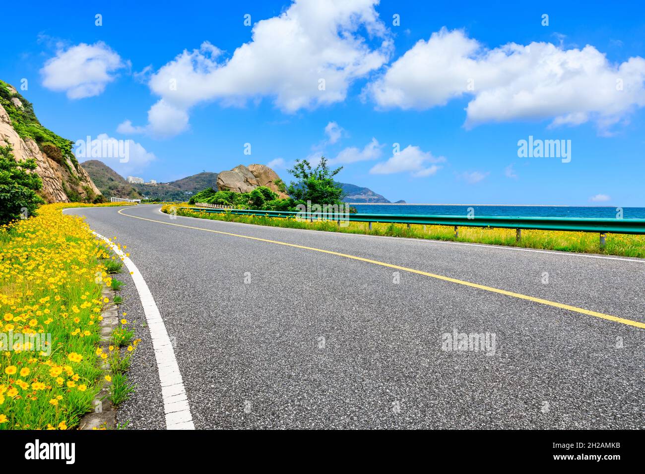 Asphaltstraße und Berg mit blauem Meer natürliche Landschaft. Stockfoto