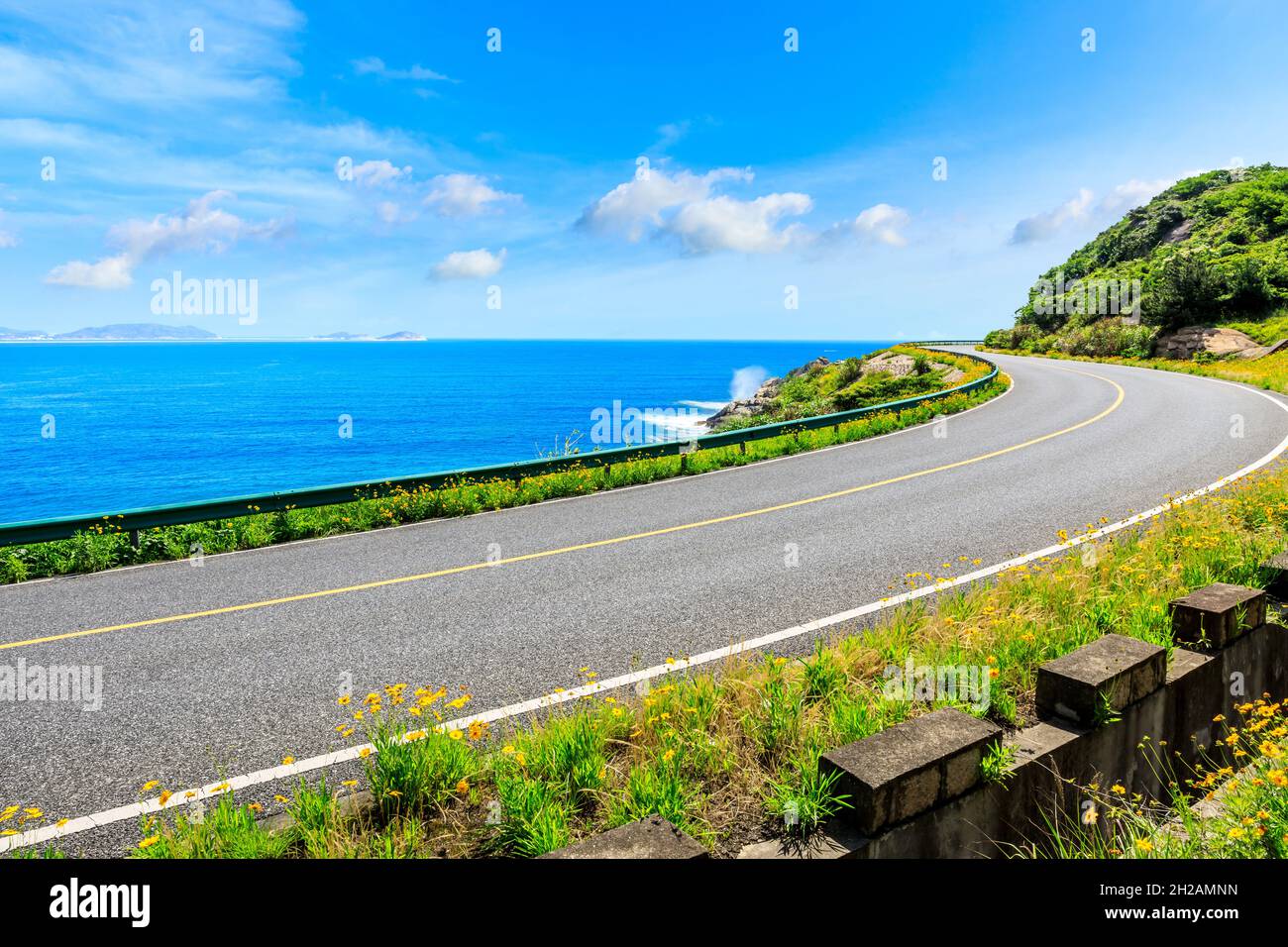 Asphaltstraße und Berg mit blauem Meer natürliche Landschaft. Stockfoto