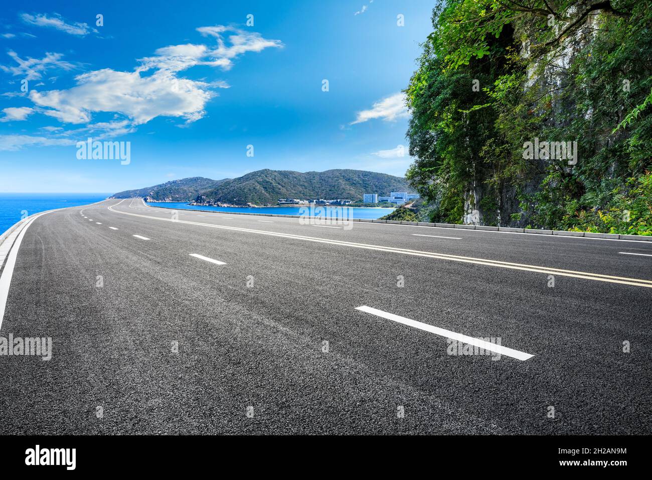Asphaltstraße und Berg mit blauem Meer natürliche Landschaft. Stockfoto