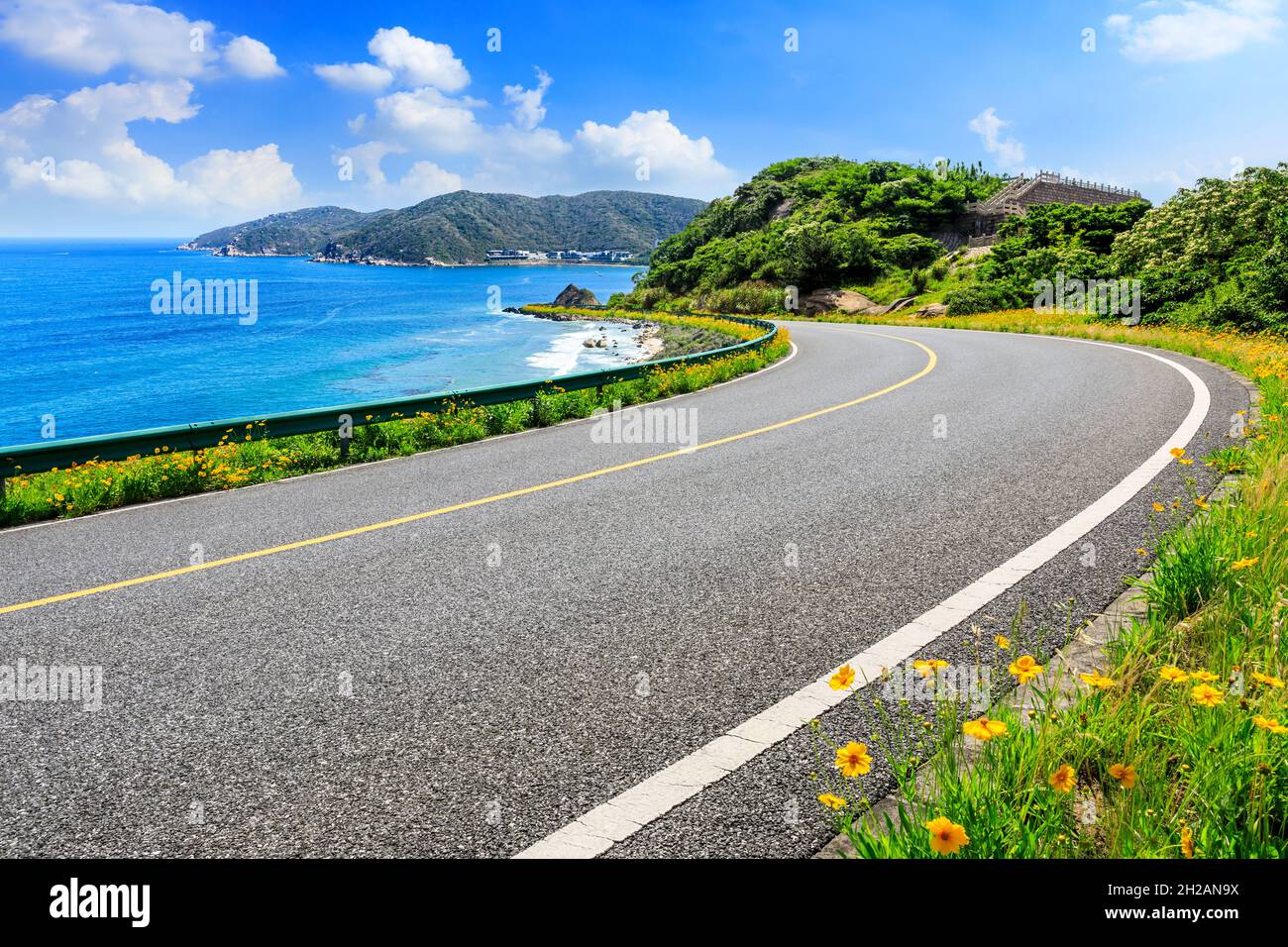 Asphaltstraße und Berg mit blauem Meer natürliche Landschaft. Stockfoto