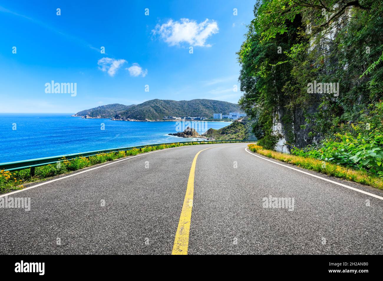 Asphaltstraße und Berg mit blauem Meer natürliche Landschaft. Stockfoto