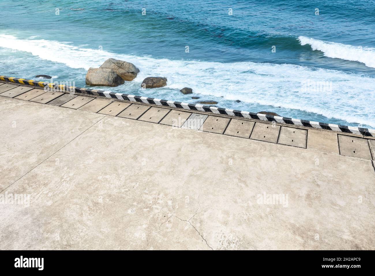 Leerer Platz und blaue Meerwasserlandschaft.Blick aus einem hohen Winkel. Stockfoto