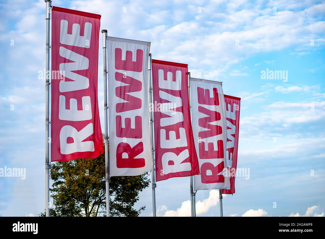 Heimerzheim, NRW, Deutschland, 10 12 2021, Flaggen der Marke REWE, Lebensmittelgeschäft Stockfoto