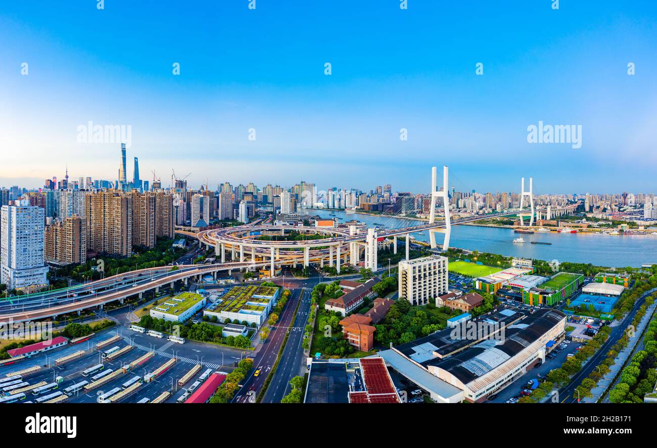 Schöne nanpu Brücke in der Dämmerung, überquert huangpu Fluss, shanghai, China. Stockfoto
